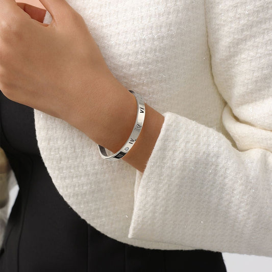 Get trendy with Lilly Bangle - Horizontal Bar available at Alma Ireland. Grab yours for €23.99 today!