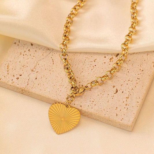 Get trendy with Ella Necklace -  available at Alma Ireland. Grab yours for €27.99 today!